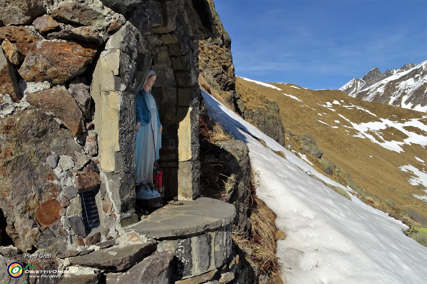 50 Ed ora saliamo al Passo di Salmurano (2017 m) sul Sentiero delle Orobie 101.JPG